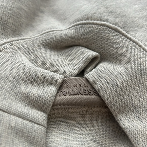 BNWT Men’s FEAR OF GOD ESSENTIALS Light Oatmeal Relaxed Sweatshirt XXS. XL & XXL - Picture 2 of 9
